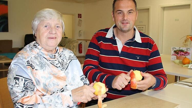Wenn Zeit ist, setzt sich Michael Wehner auch gerne mit Bewohnern wie Rosa Zirkelbach mal an den Tisch und schält einen Apfel. Foto: Ralf Ruppert