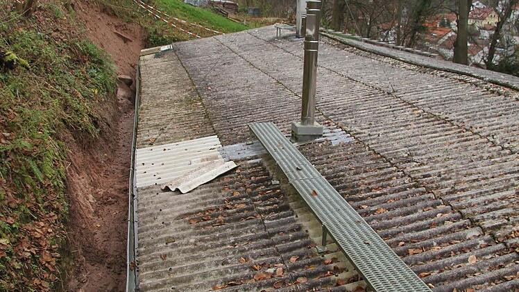 Von oben sieht man die unglaubliche Grableistung,die die Waldfreunde an den Tag gelegt haben, noch besser: Der komplette Sandstein hinterm Waldfreundeheim ist freigelegt worden. Foto: Sonja Adam