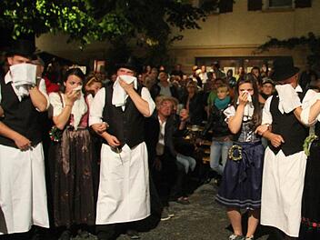 Mit großem Geheule verabschiedeten sich die "Plootzer" von der Lindenkerwa 2015. Fotos: Sonja Adam