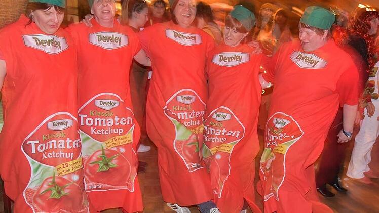 Der Fantasie war keine Grenzen gesetzt: Diese Weiber feiern als Tomatenketschup. Foto: Gabi Arnold