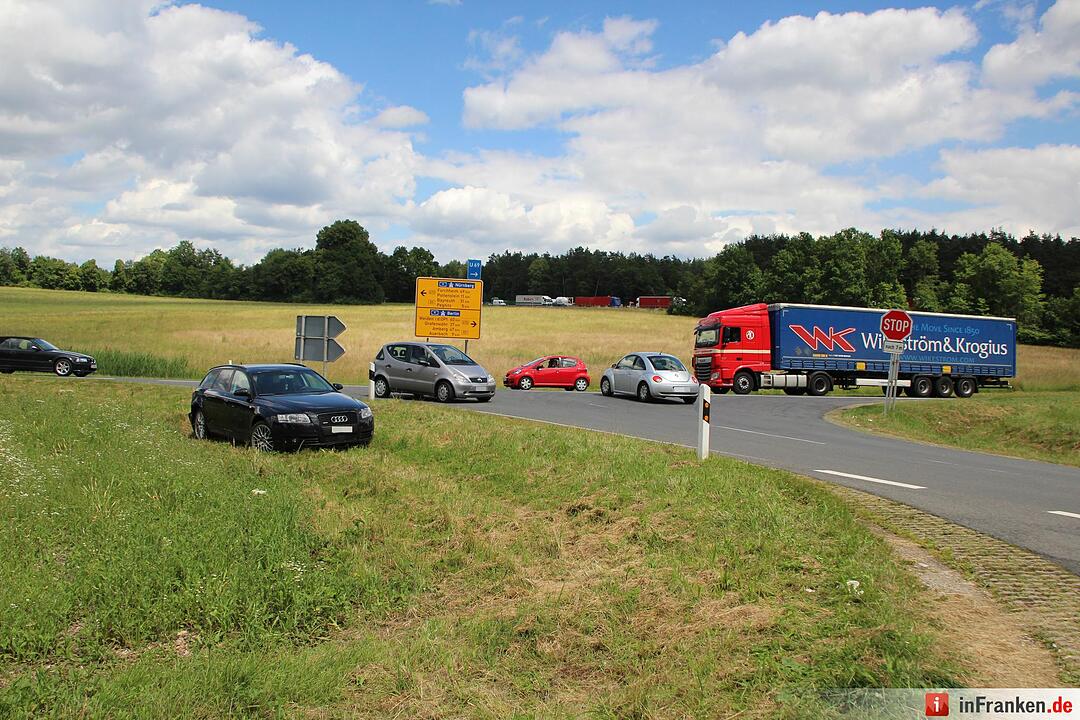 Kleintransporter übersieht Audi im Kreuzungsbereich