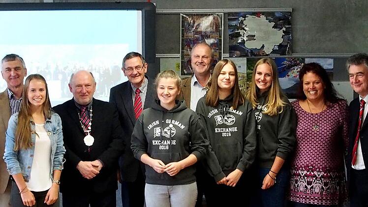 In der Realschule tauschten sich Martin McLoughlin, Kathi Leicht, Michael Kilcoyne, Henry Kenny, Jacqueline Grau, Gerald Brehm, Eva Dorsch, Carina Belzer, Tanya Fisher-Lehmann und John Condon (v. l.) mit Jutta Romeis (nicht im Bild) aus. Foto: privat