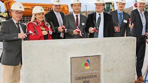 Die Offiziellen bei der Grundsteinlegung