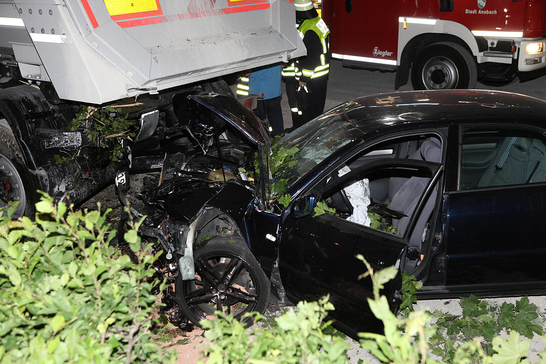 Baum gefällt und in Heck von Lastwagen gekracht - Junge Frau zu schnell im Stadtgebiet unterwegs – Autofahrerin erleidet schwere Verletzungen – Freunde müssen Aufprall aus weiterem Fahrzeug mit ansehen