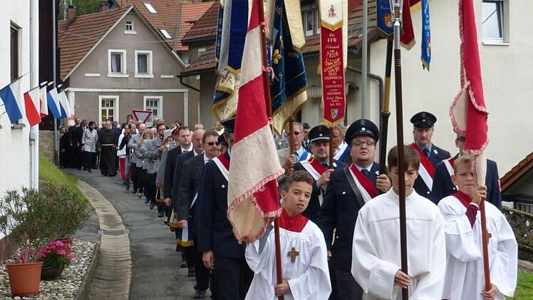 Zu den Klängen des Musikvereins Wartenfels marschierten die Fahnenabordnungen der Vereine zur St.-Bartholomäus-Kirche.