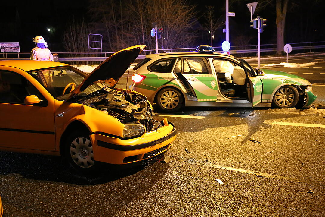 Frontalzusammenstoß mit einem Polizeiwagen in Hof