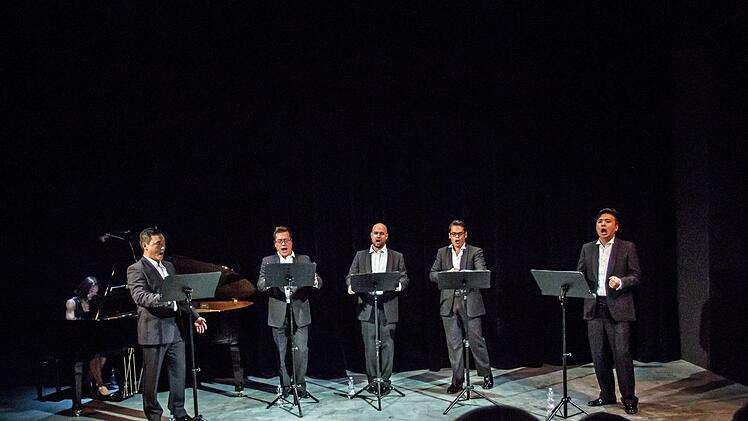 "Love of Autumn": Mit einem Liederabend begeistern fünf Sänger aus den Reihen des Landestheater-Chores bei einem Liederabend in der Reithalle. Am Klavier begleitete Mina Kim.Foto: Jochen Berger