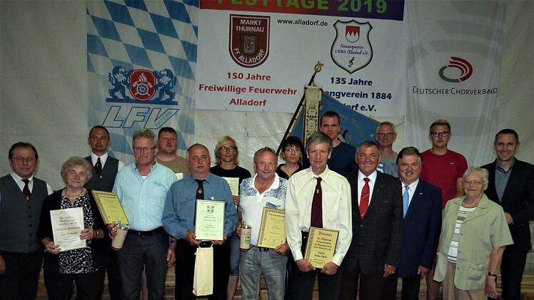 Die Ehrungen beim Gesangverein Alladorf (von links): Vorsitzender Erwin Schneider,  Elfriede Hofmann, stellvertretender  Vorsitzender Daniel Gräf, Erich Lochner, Andreas Teller, Roland Gräf, Helga Zenk, Paul Münch, Waltraud Hofmann, Franz Hächl, Peter Hofmann, stellvertretender Kreisvorsitzender Erhard Hildner, Winfried Hofmann, Landrat Klaus Peter Söllner, Thomas Lauterbach, Vorsitzende Berthilde Zapf  von der Sängergruppe Thurnau-Kasendorf und Bürgermeister Martin Bernreuther. Foto: Werner ...