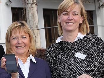 Schon länger ein Team: Kathrin Romeis-Merten (rechts) folgt  Karin Bauer als Leiterin der Bad Brückenauer Tourist-Information nach. Foto: Archiv/Ulrike Müller