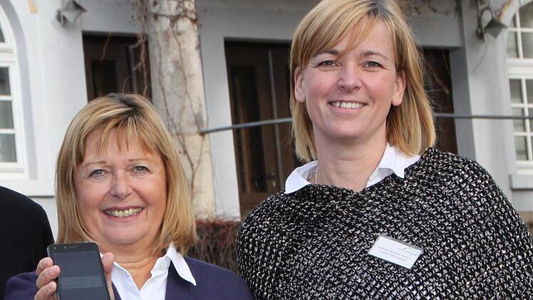 Schon länger ein Team: Kathrin Romeis-Merten (rechts) folgt  Karin Bauer als Leiterin der Bad Brückenauer Tourist-Information nach. Foto: Archiv/Ulrike Müller