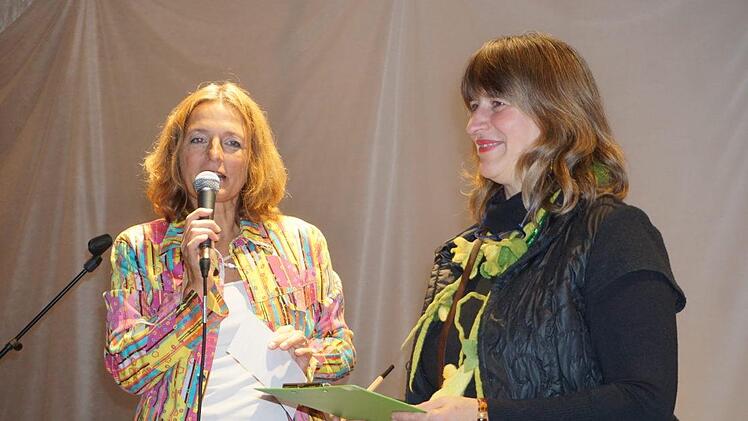 Dr. Annette Roggatz (links) und Eva Warmuth erläuterten das Projekt des  Kunstvereins Bad Neustadt.