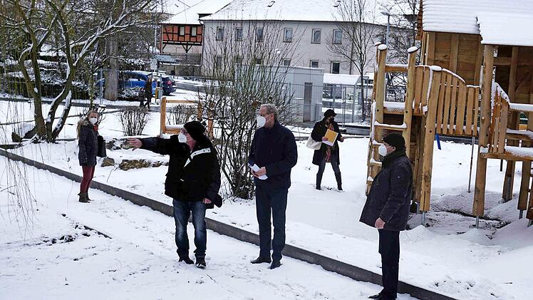 Silke Stadter, Albert Geinzer, Bürgermeister German Hacker und Planer Bernd Kounovsky erläuterten die Neugestaltung des Spielplatzes