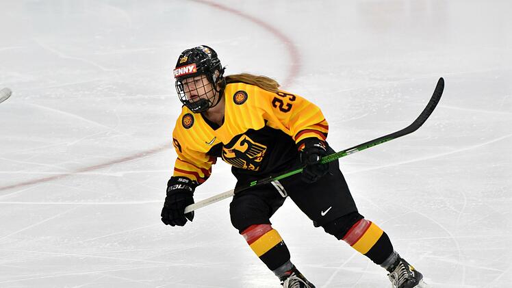 Stürmerin Nina Christof im Nationaldress bei der Eishockey-WM  in Kanada. Foto: Deutscher Eishockeybund