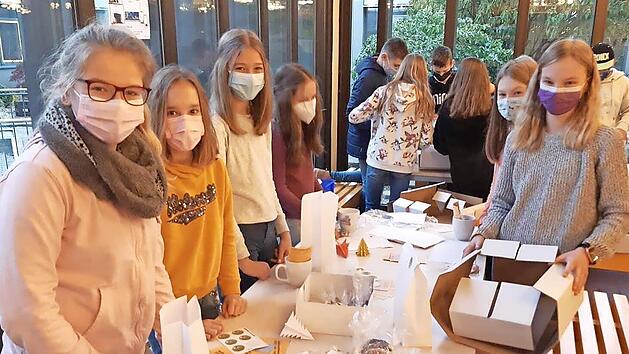 Die Soli-Tassen wurden sorgfältig verpackt. Sie können jetzt im Frankenwald-Gymnasium gekauft werden.