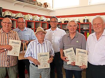 Ehrungen fanden bei der Freiwilligen Feuerwehr Hallerndorf statt (v.&nbsp;l.): Rudolf Bauer, Vorsitzender Joachim Bauer, Konrad M&ouml;nius, B&uuml;rgermeister Gerhard Bauer, Edgar St&uuml;hler und Karl D&ouml;rfler.