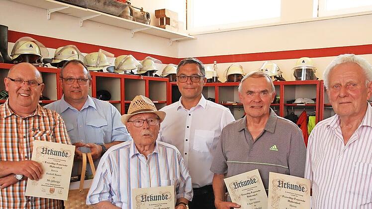 Ehrungen fanden bei der Freiwilligen Feuerwehr Hallerndorf statt (v.&nbsp;l.): Rudolf Bauer, Vorsitzender Joachim Bauer, Konrad M&ouml;nius, B&uuml;rgermeister Gerhard Bauer, Edgar St&uuml;hler und Karl D&ouml;rfler.