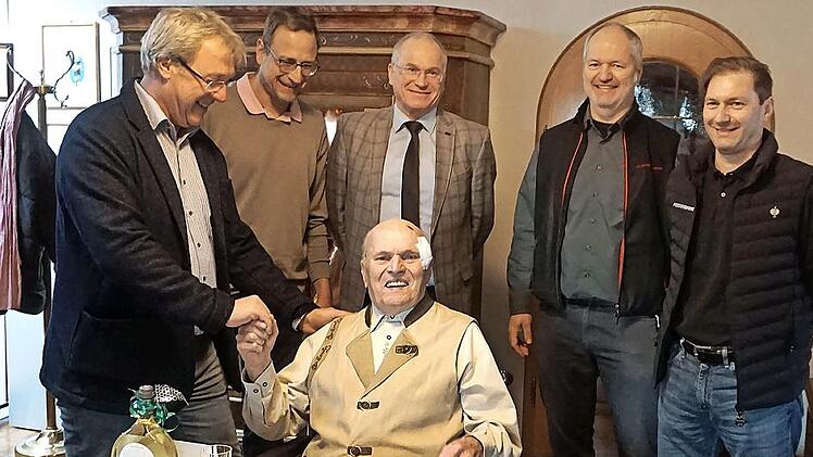 Zum 90. Geburtstag gratulierten Bürgermeister Klaus Schumann, Pfarrer Peter Söder, stellvertretender Landrat Martin Oberle und die Söhne Günter und Frank.