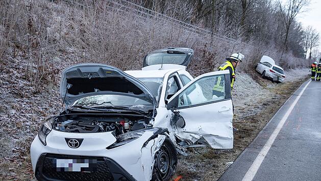 Unfall auf B4 im Kreis Coburg: Auto gerät in den Gegenverkehr - Fahrer verletzt