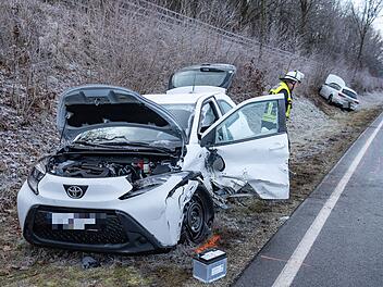 Unfall auf B4 im Kreis Coburg: Auto gerät in den Gegenverkehr - Fahrer verletzt