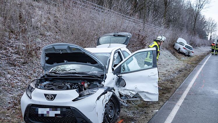 Unfall auf B4 im Kreis Coburg: Auto gerät in den Gegenverkehr - Zwei Fahrer verletzt