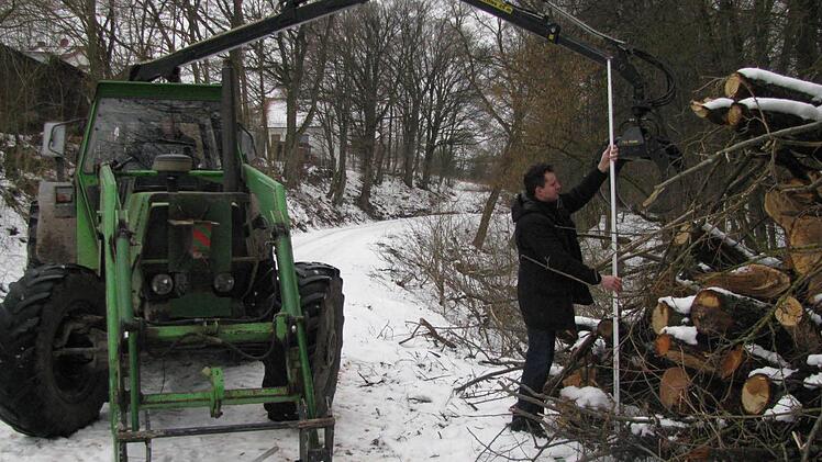 Bürgermeister Heinrich Thaler (rechts) und Heinrich Mathias mit seinem Traktor an der nördlichen Verlängerung der Kellerstraße. Fotos: Walter Hanslok