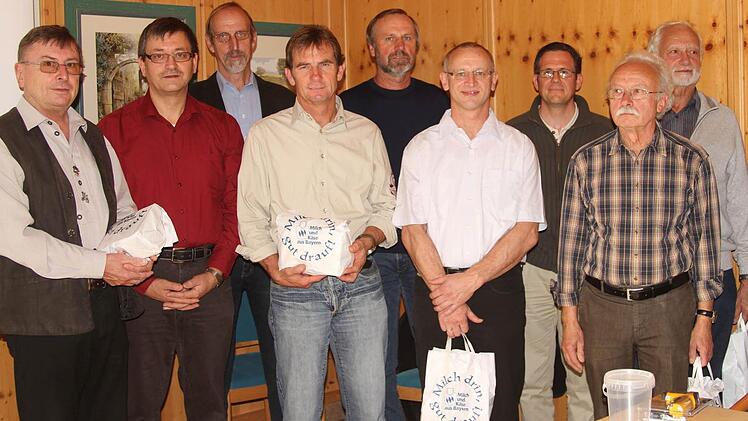 Präsente erhielten diese Imker und Imkerpaten, die im letzten Jahr die Imkerei so positiv nach außen repräsentierten. Von links Peter Kirchner und Kreisvorsitzender Dr. Werner Hornung.