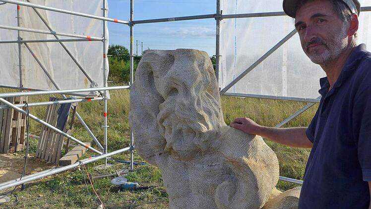 Der Künstler Manfred Reinhart gibt seiner Fluss-Skulptur ein männliches und weibliches Gesicht, denn: Für ihn ist der Main männlich, Lauter, Regnitz, Itz und Baunach sind weiblich. Fotos: Sabine Meißner
