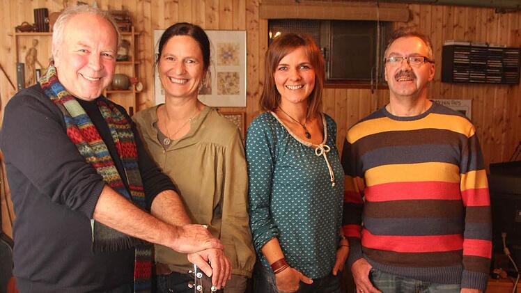 Werner Suchy, Ute Fischer-Petersohn, Alexandra Förtsch und Ali Lunk (von links) spielen am Samstag in Haßlach. Foto: Corinna Igler