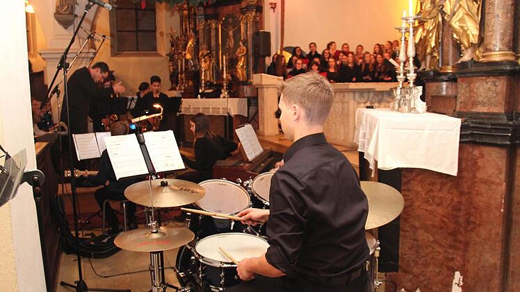 Blick über die Schultern des Schlagzeugers Stefan