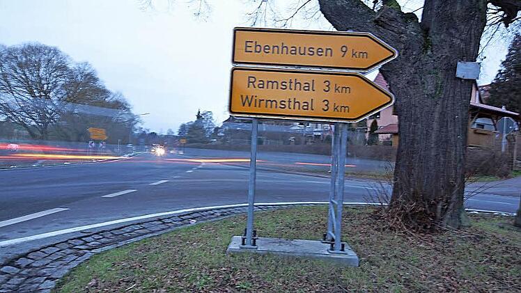 An dieser Stelle ist der neue Kreisverkehr geplant. Ob er tatsächlich 2016 gebaut wird, ist aber noch nicht sicher.  Foto: Arkadius Guzy/Archiv