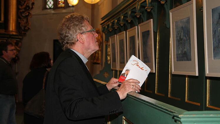 In fast meditativer Andacht verharrt Dekan Jürgen Zinck vor den Bildern. Foto: Sonja Adam