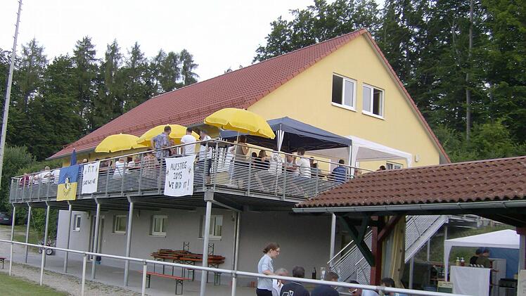Es war viel los bei der Einweihungsfeier in Thuisbrunn.  Foto: Petra Malbrich