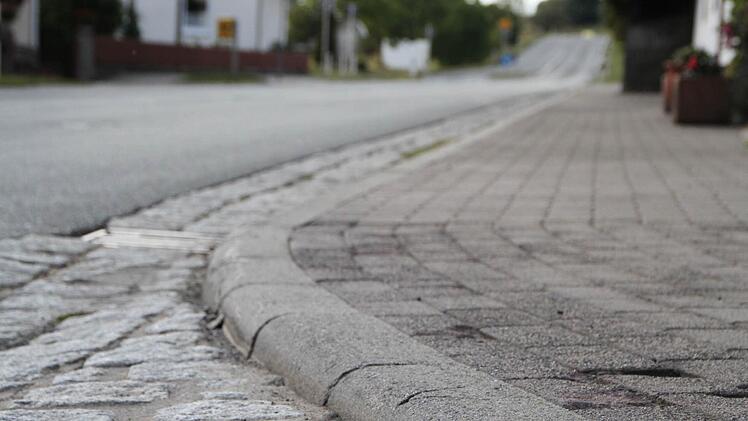 Die Anwohner klagen: Das Pflaster ist zerfahren. Foto: Ulrike Müller