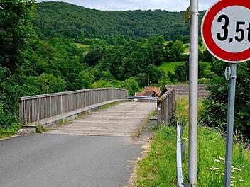 Für schwerere Lkw ist die Brücke schon länger gesperrt.  Foto: Gerd Schaar