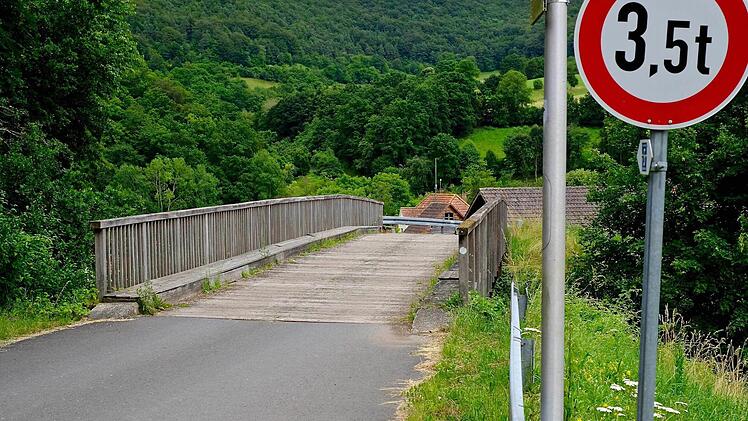 Für schwerere Lkw ist die Brücke schon länger gesperrt.  Foto: Gerd Schaar