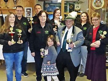 Die Pokalgewinner beim Herbstschießen des SV Neufang-Wirsberg. Unser Bild zeigt (von links) Stefanie Teller, Adolf Lauterbach, Steffen Kellner, Eveline Reinfeld, Robyn Lauterbach, Eva Lauterbach, Werner Reinfeld, Jana Lauterbach und Uschi Lauterbach.  Foto: Klaus-Peter Wulf