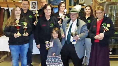 Die Pokalgewinner beim Herbstschießen des SV Neufang-Wirsberg. Unser Bild zeigt (von links) Stefanie Teller, Adolf Lauterbach, Steffen Kellner, Eveline Reinfeld, Robyn Lauterbach, Eva Lauterbach, Werner Reinfeld, Jana Lauterbach und Uschi Lauterbach.  Foto: Klaus-Peter Wulf