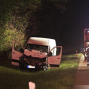 A3: Kleintransporter fährt auf Lkw auf – Fahrer wird schwer verletzt
