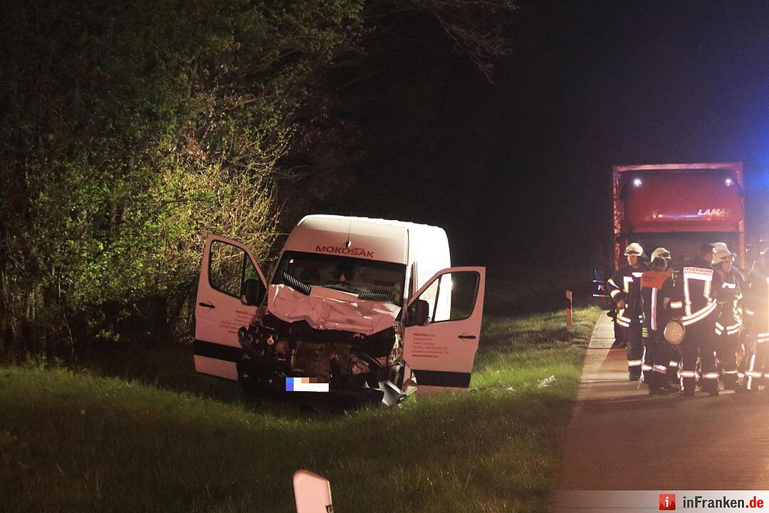 A3: Kleintransporter fährt auf Lkw auf – Fahrer wird schwer verletzt