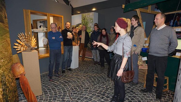 Ausstellungseröffnung mit Schülern der Holzbildhauerschule Bischofsheim  im Haus der Langen Rhön. Schülerin Kerstin Spork gab Erklärungen zu den  Exponaten.  Marion Eckert