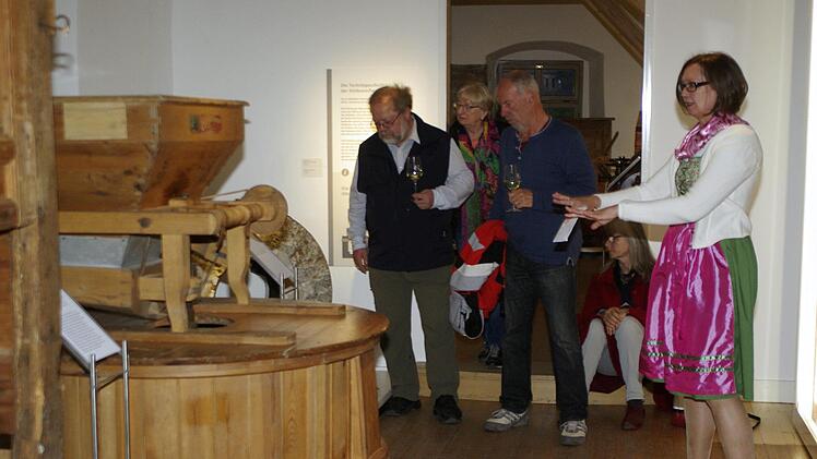 Bei der mundartlichen Reise in die Vergangenheit zeigte sich Elisabeth Albert (rechts) als sachkundige Führerin im Stadtmuseum Herrenmühle.                                    Winfried Ehling