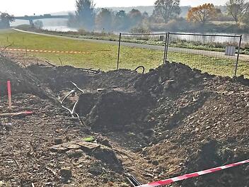 Bei Arbeiten zur Verlegung des Main-Radwegs bei Gädheim wurde ein Steuerungskabel der Bahn entdeckt, das sich an einer anderen Stelle als angenommen befindet und nicht in 1,5 Meter, sondern lediglich in 0,4 Meter Tiefe liegt. Daher wurden die Arbeiten eingestellt.  Foto: Ulrike Langer