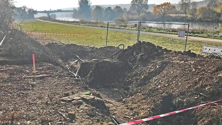 Bei Arbeiten zur Verlegung des Main-Radwegs bei Gädheim wurde ein Steuerungskabel der Bahn entdeckt, das sich an einer anderen Stelle als angenommen befindet und nicht in 1,5 Meter, sondern lediglich in 0,4 Meter Tiefe liegt. Daher wurden die Arbeiten eingestellt.  Foto: Ulrike Langer