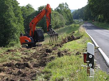 Die Straßenarbeiten zwischen Wernarz und Rupboden hätten eigentlich schon beginnen sollen. Bisher ist aber nur ein Bagger am Straßenrand im Einsatz. Foto: Ulrike Müller