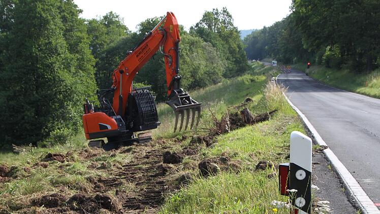 Die Straßenarbeiten zwischen Wernarz und Rupboden hätten eigentlich schon beginnen sollen. Bisher ist aber nur ein Bagger am Straßenrand im Einsatz. Foto: Ulrike Müller