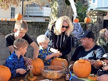 Beim Kürbisschnitzen waren Groß und Klein eifrig bei der Sache. Foto: Richard Sänger