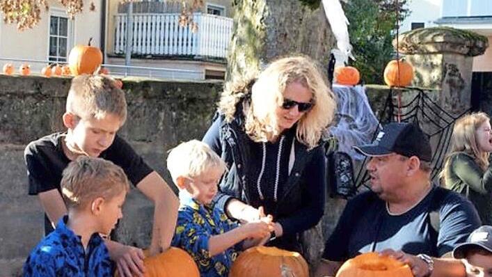 Beim Kürbisschnitzen waren Groß und Klein eifrig bei der Sache. Foto: Richard Sänger