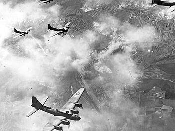 Anfang April 1945 wurden die Herzogenauracher &ouml;fter von Sirenengeheul geweckt. Von Bombenangriffen blieb die Stadt allerdings verschont. Die historische Aufnahme zeigt amerikanische B 17 ("Fliegende Festung") bei einem Tagangriff auf Schweinfurt. Fotos: Archiv/G&uuml;nter Flegel