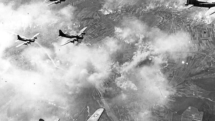 Anfang April 1945 wurden die Herzogenauracher &ouml;fter von Sirenengeheul geweckt. Von Bombenangriffen blieb die Stadt allerdings verschont. Die historische Aufnahme zeigt amerikanische B 17 ("Fliegende Festung") bei einem Tagangriff auf Schweinfurt. Fotos: Archiv/G&uuml;nter Flegel