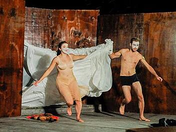Romeo (Maximilian Wrede) und Julia (Lisa Maria Bruer) im Glücksrausch in der Aufführung von "Globe Berlin" am 9. November im Rahmen des Theaterrings im Kurtheater. Foto:  Thorsten Wulff)